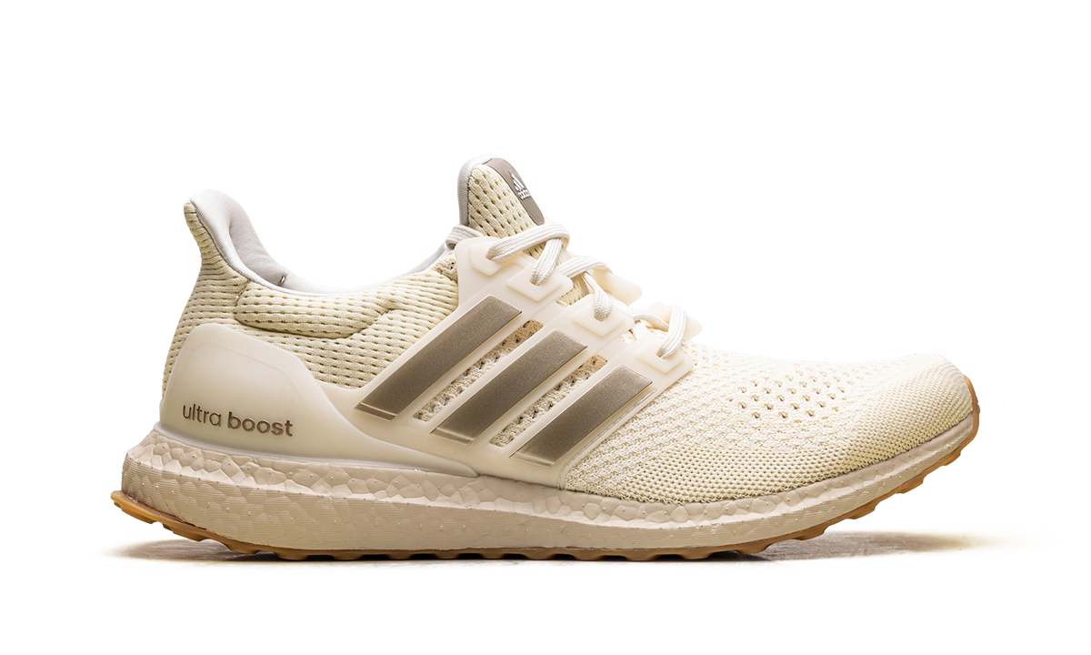 UltraBoost 1.0 WMNS "Warm Vanilla Cyber Metallic" JS1265