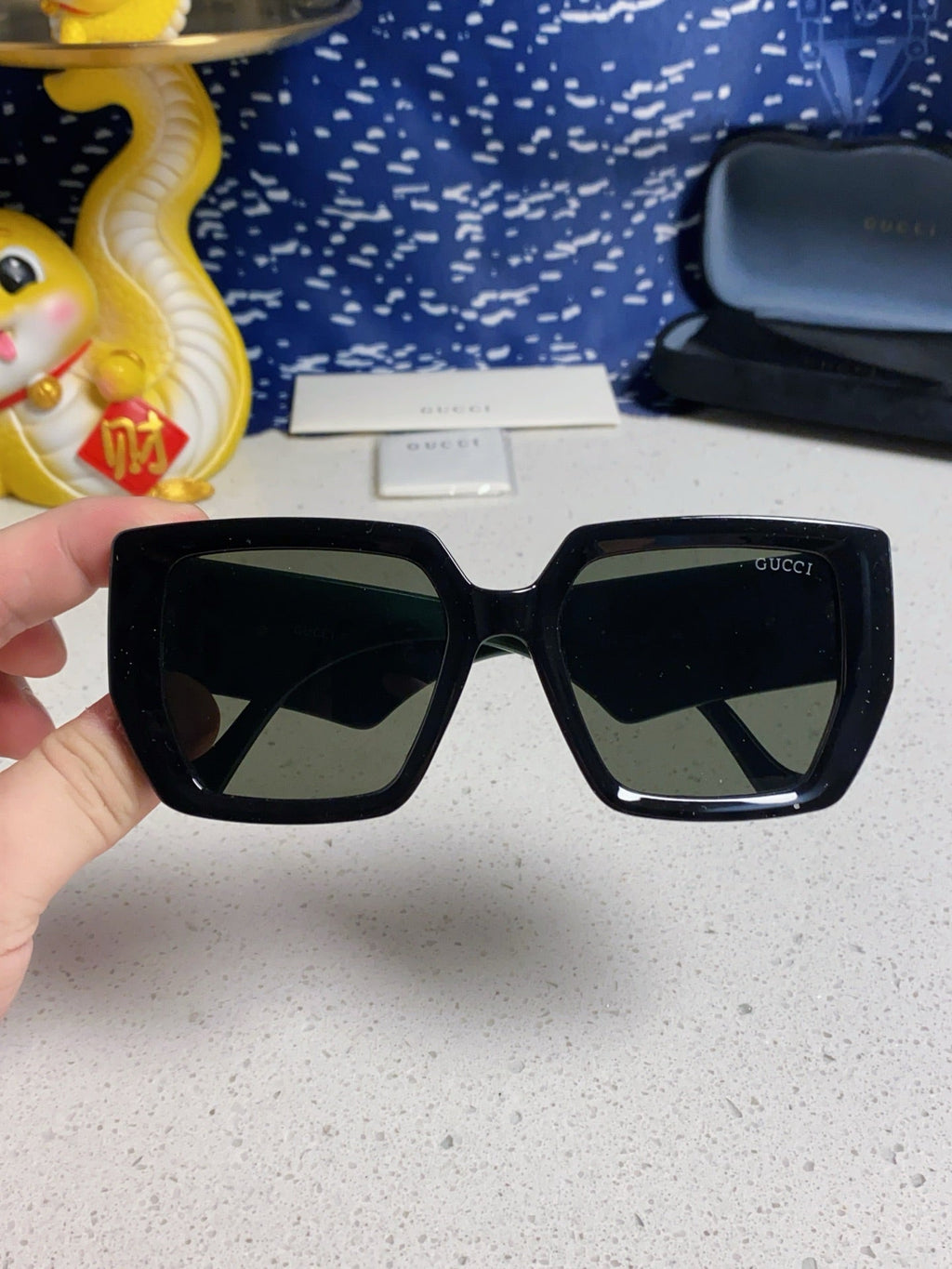 SQUARE FRAME SUNGLASSES 573303 IN ACETATE EMBOSSED LOGO