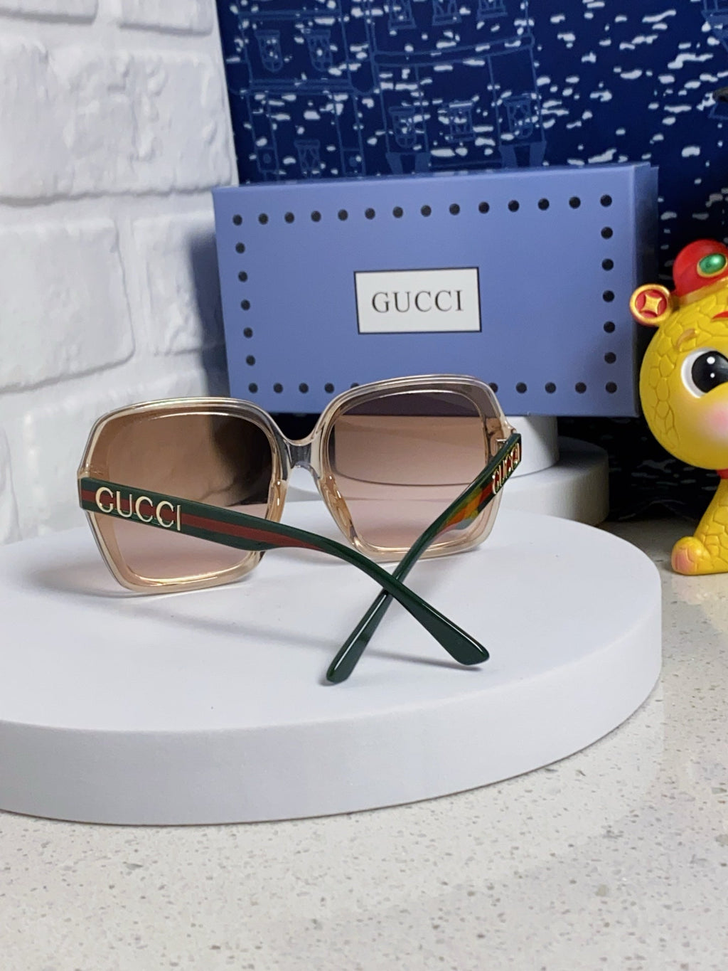 SQUARE FRAME SUNGLASSES 573309 IN ACETATE EMBOSSED LOGO