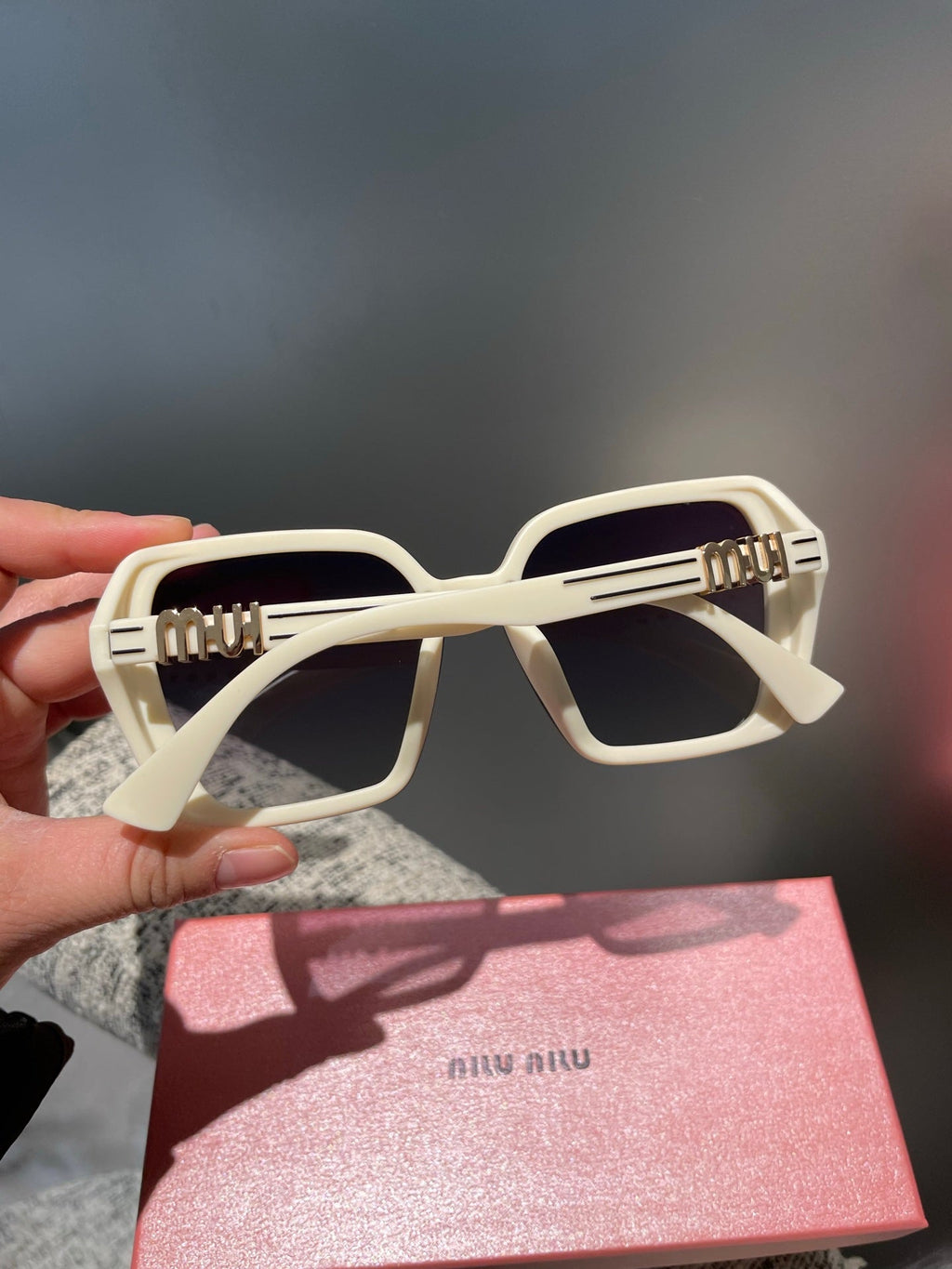RUNWAY SQUARE SUNGLASSES 513101 IN WHITE ACETATE